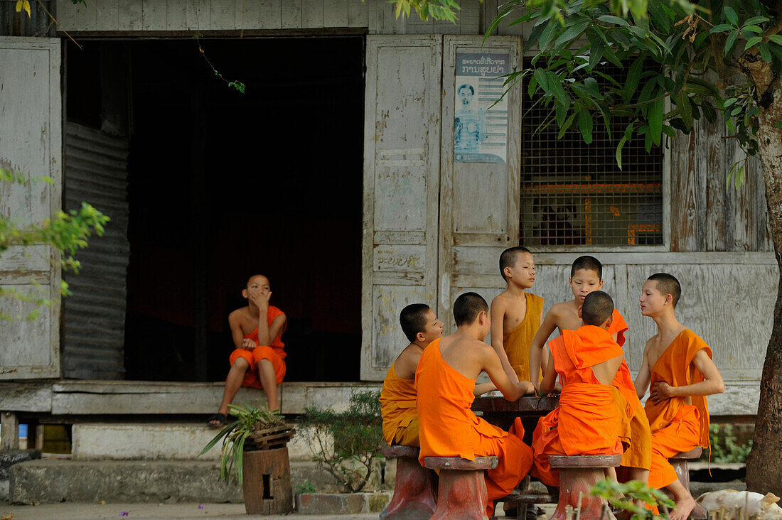 Buddhistische Mönche, Novizen, Kloster Wat Xieng Muan, Luang Prabang, Laos, Südostasien, Asien
