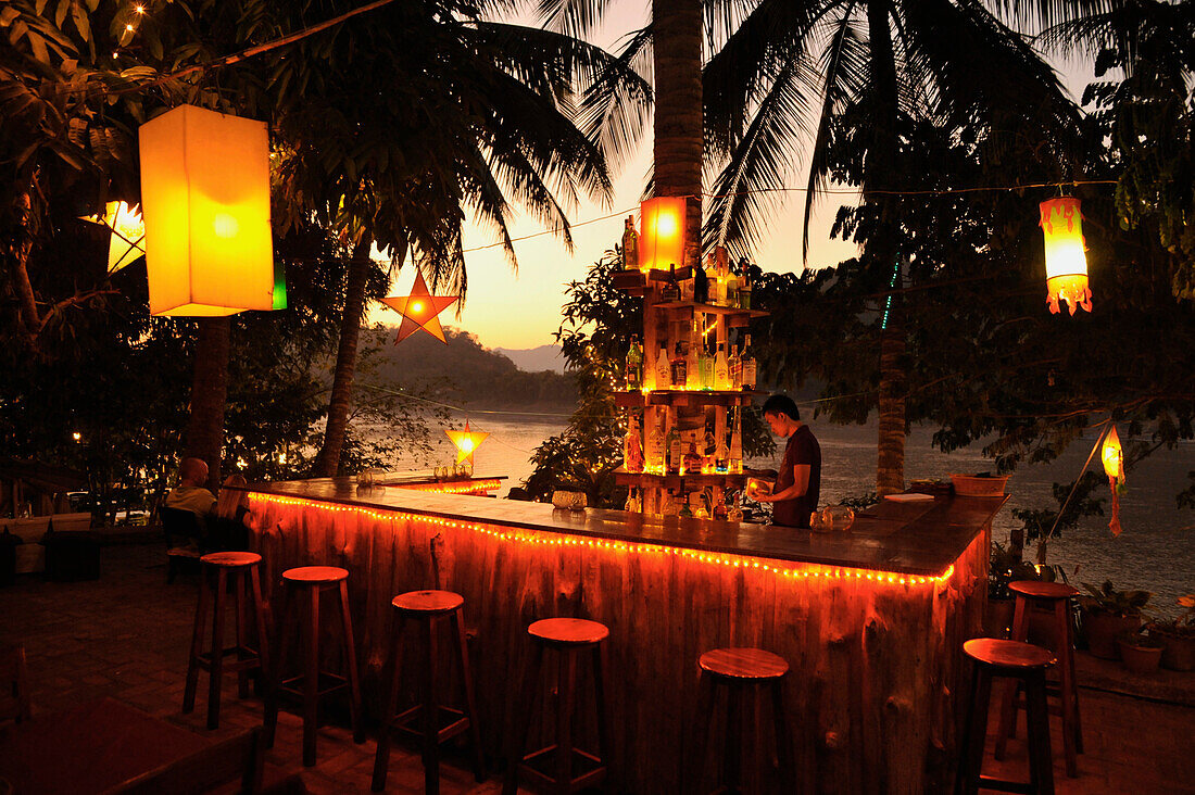 Bar unter Palmen, Mekong nach Sonnenuntergang, Luang Prabang, Laos, Südostasien, Asien