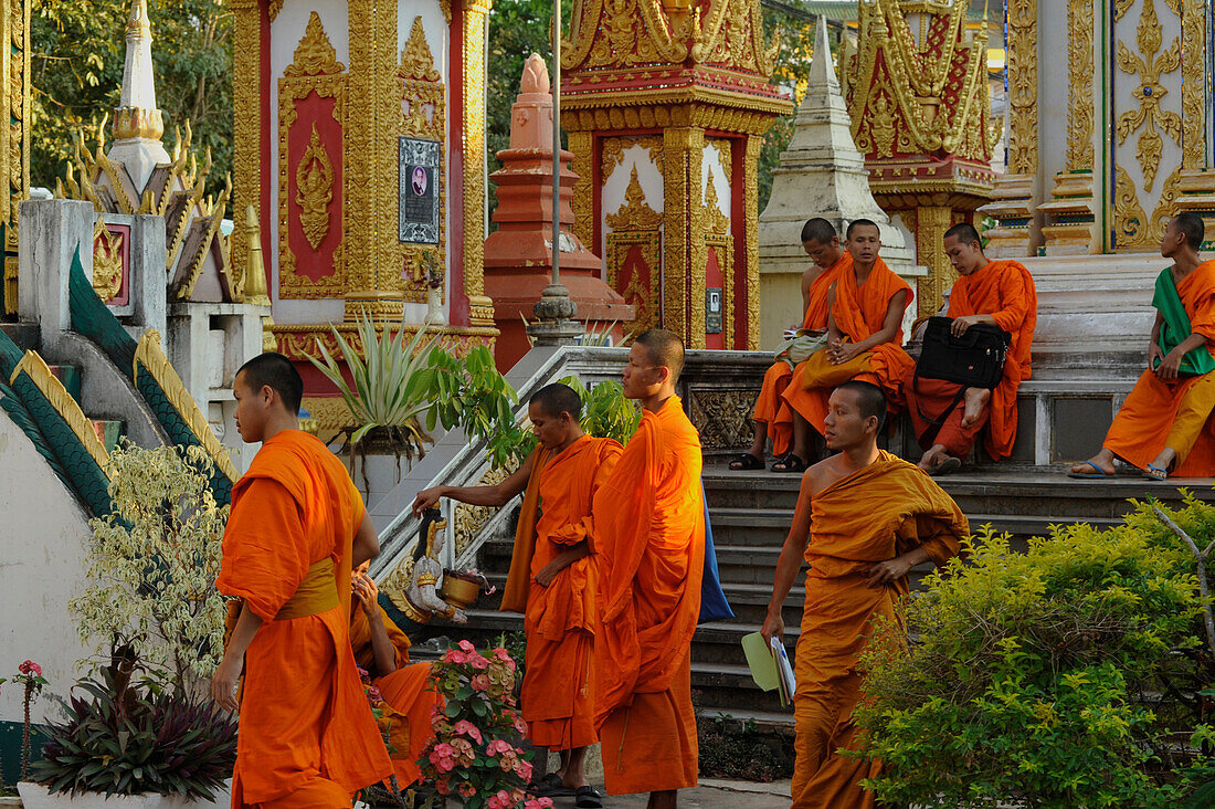 Buddhistische Mönche, Novizen, Wat Luang, Pakse, Laos