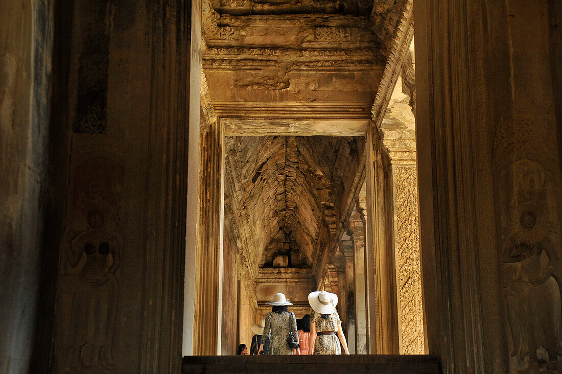 Japanische Touristinnen mit Hut in Galerie im Eingangsbereich zum Tempel, Angkor Wat, Angkor, Kambodscha, Asien