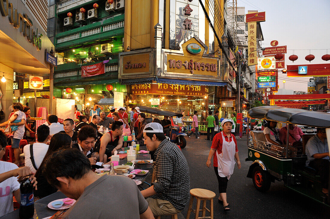 Menschen essen an Strassenständen, Chinatown, Bangkok, Thailand