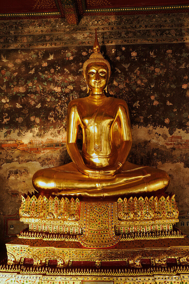 Buddha Statue vor Wandmalerei in Galerie, Wat Suthat, Altstadt, Bangkok, Thailand