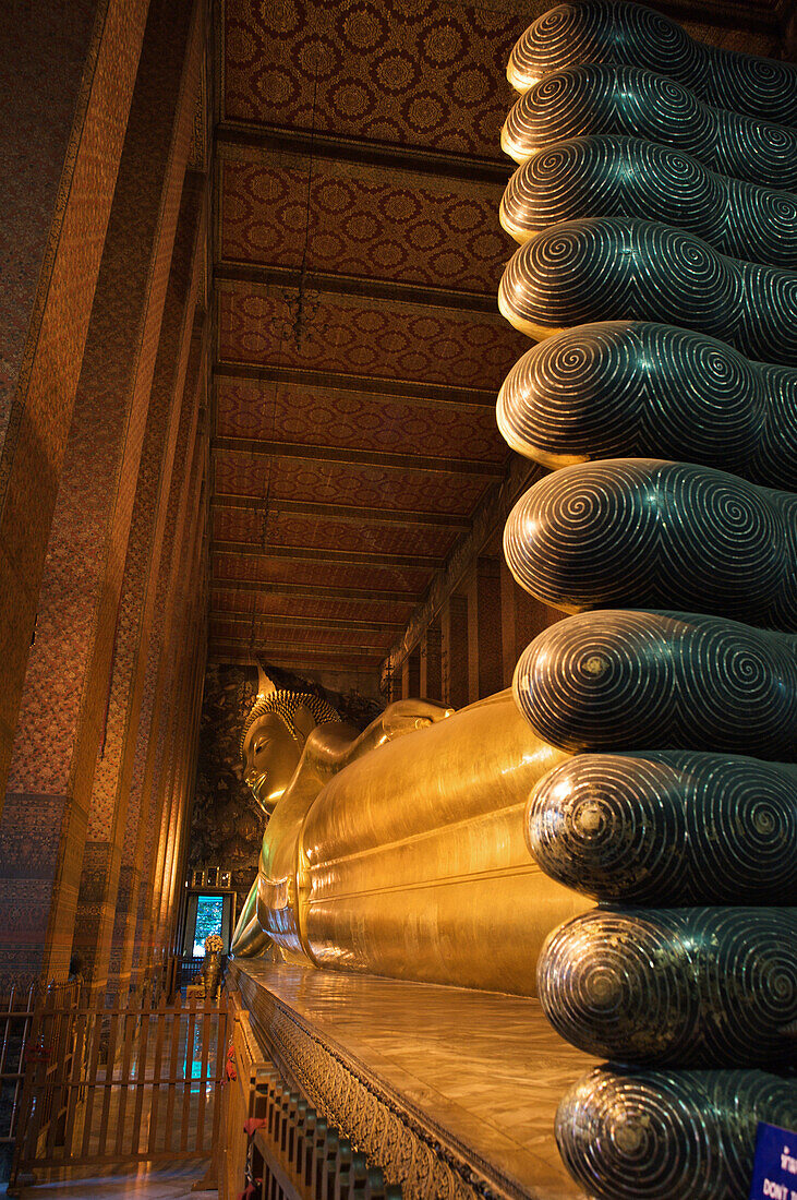 Zehen der liegenden Buddha Statue im Wat Pho, Altstadt, Bangkok, Thailand