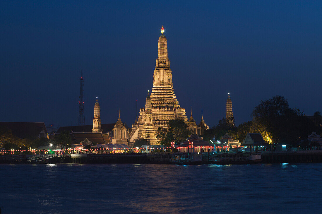 Wat Arun, Tempel in der Nacht, am westlichen Ufer des Chao Phraya Flusses, Bangkok, Thailand