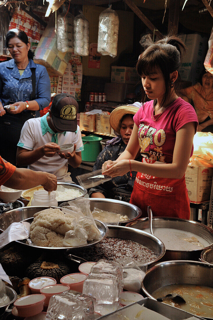 Frauen an Marktstand auf Markt, Phnom Penh, Kambodscha