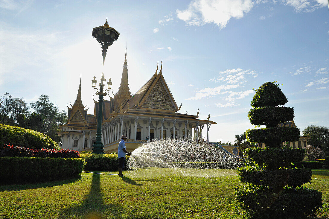 Garten des Königlichen Palastes in Phnom Penh wird gewässert, Phnom Penh, Kambodscha