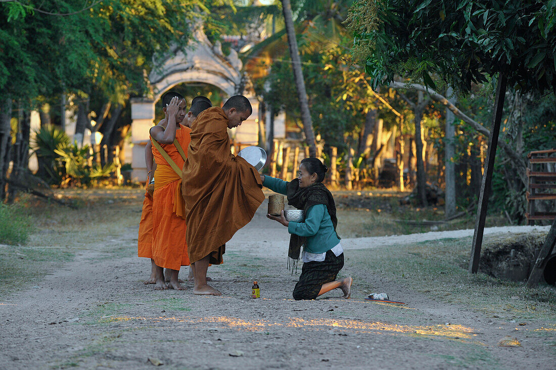 Mönche bei morgendlicher Almosenrunde bei Muang Khong, Mekong, Si Phan Don (Viertausend Inseln), Laos, Südost, Asien