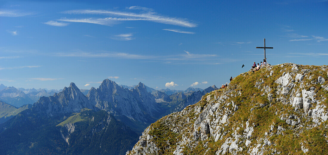Panorama Blick auf Gipfel des Säuling mit Tannheimer Berge im Hintergrund, Ammergauer Alpen, Oberallgäu, Bayern, Deutschland