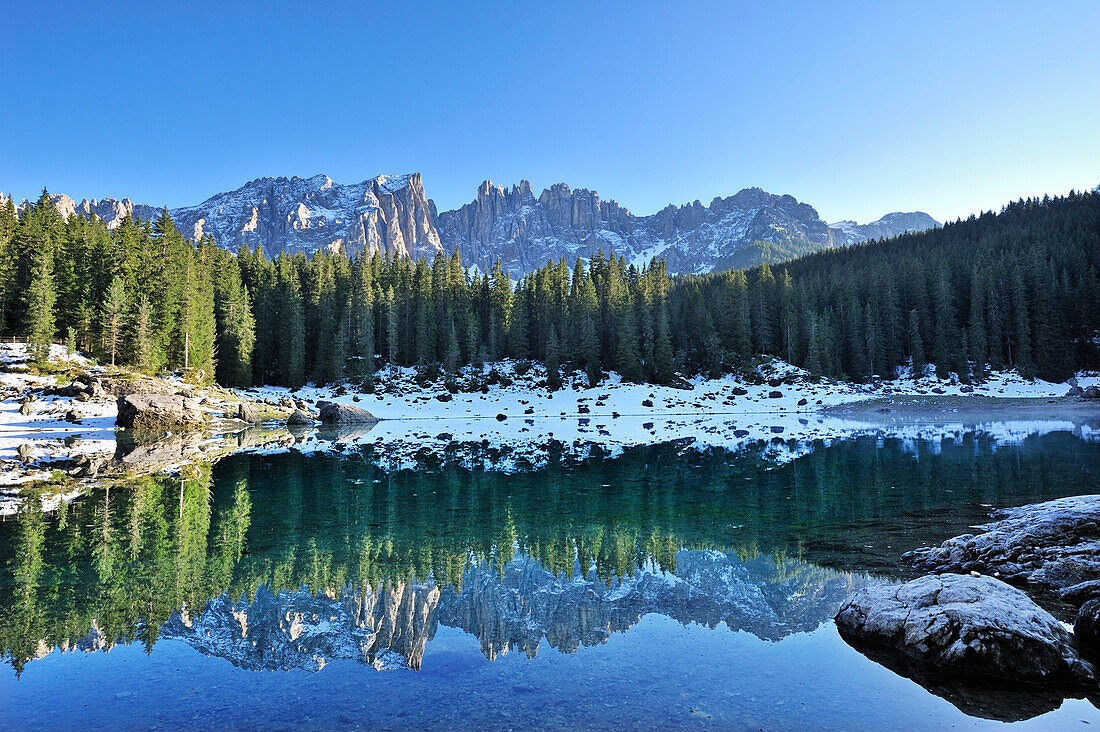 Karersee mit Latemargruppe im Hintergrund, Latemar, Dolomiten, UNESCO Weltnaturerbe, Südtirol, Italien