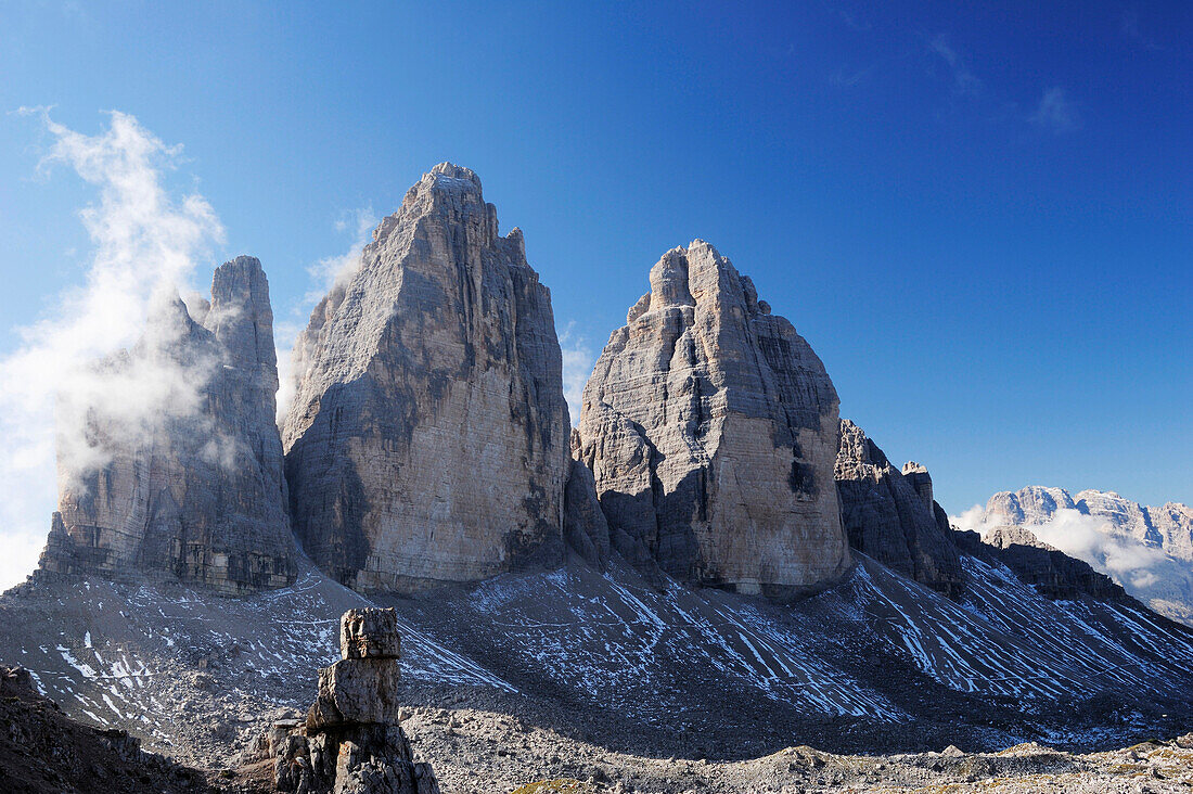 Blick auf die Drei Zinnen, Tre Cime di Lavaredo, Sextener Dolomiten, Dolomiten, UNESCO Weltnaturerbe,  Südtirol, Italien