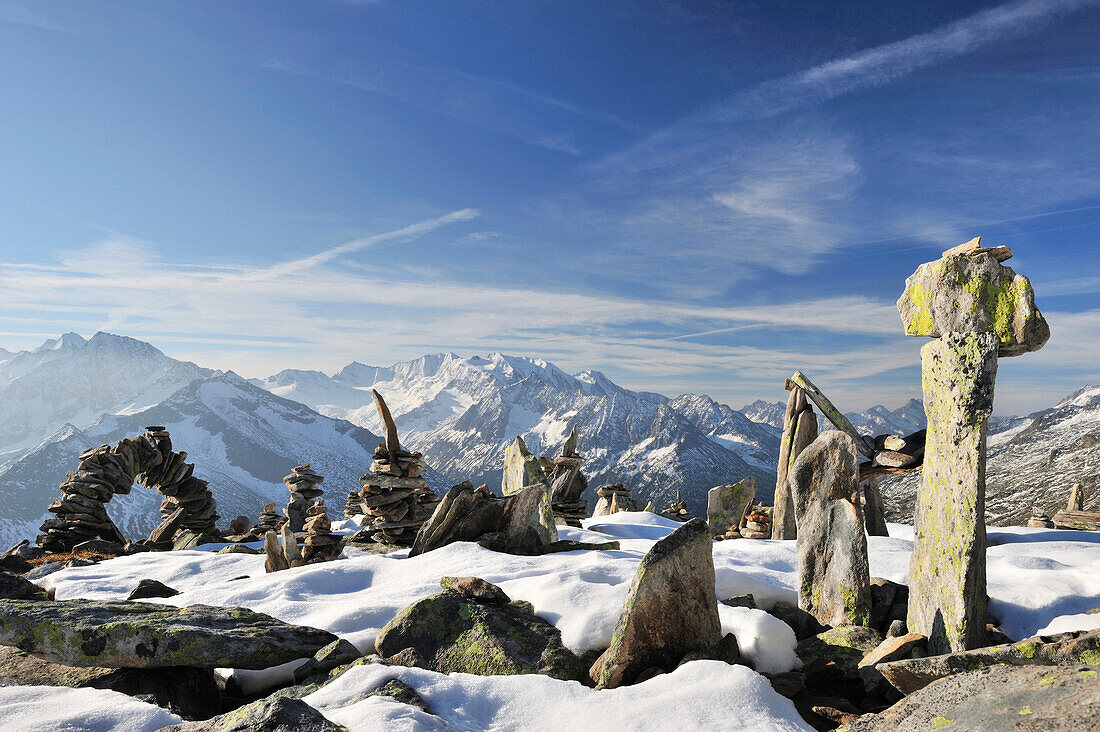 Steinmänner am Petersköpfl mit Blick auf Zillertaler Hauptkamm, Zillertaler Alpen, Zillertal, Tirol, Österreich