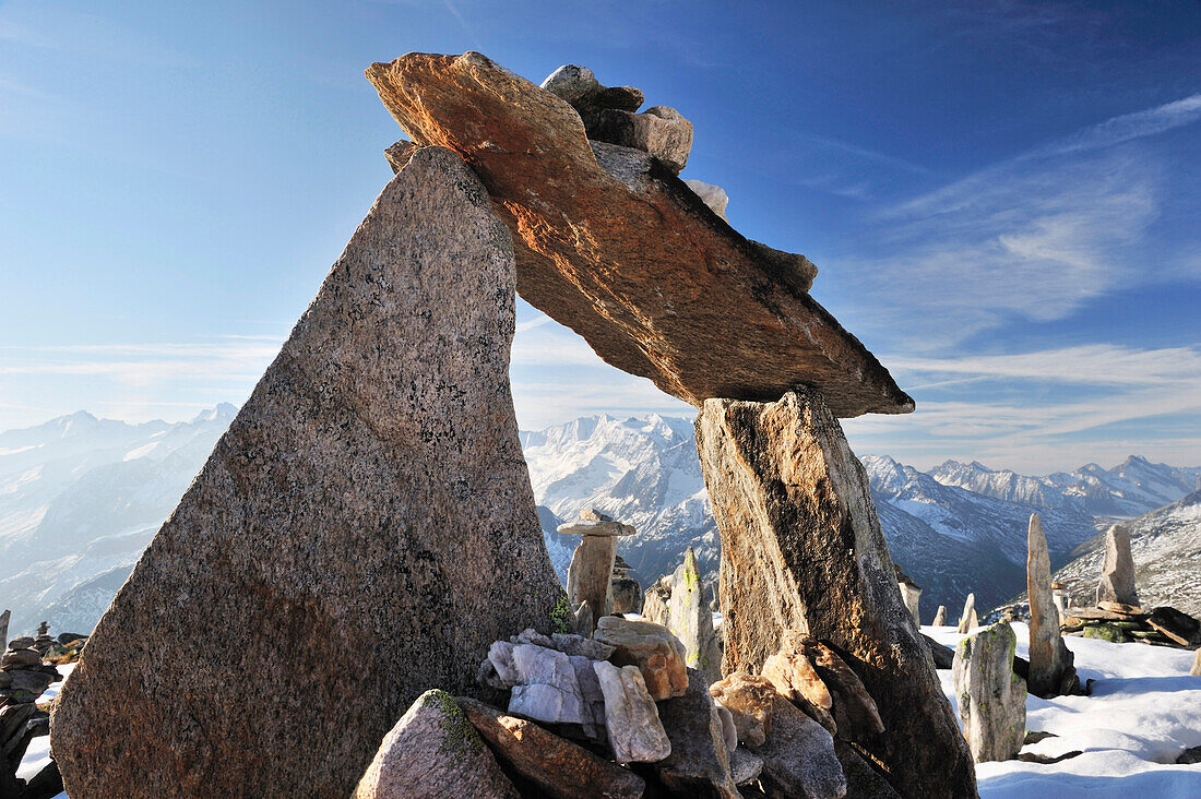 Steinmänner am Petersköpfl mit Blick auf Zillertaler Hauptkamm, Zillertaler Alpen, Zillertal, Tirol, Österreich