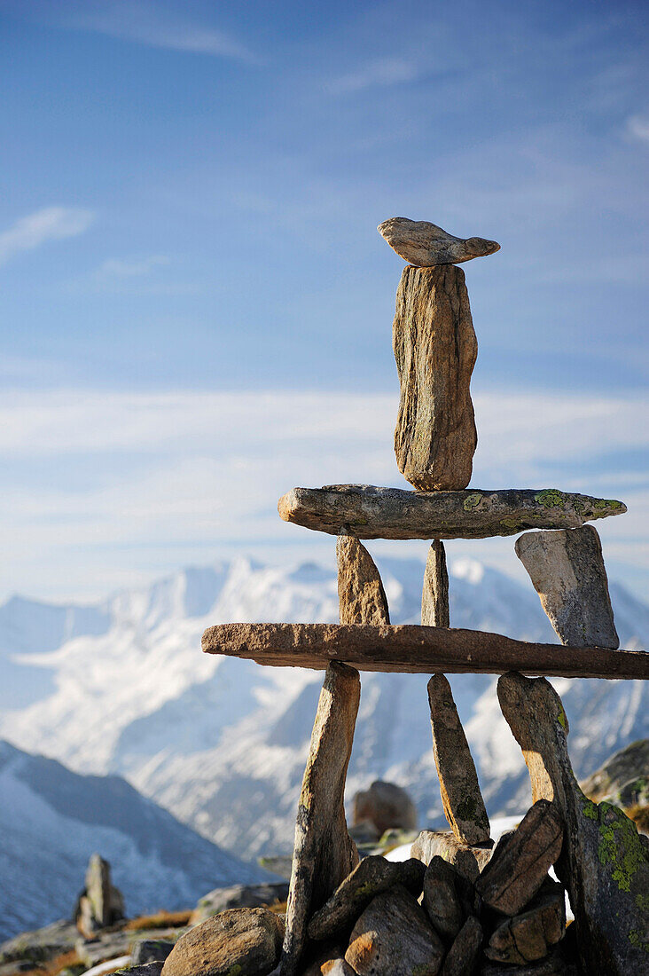 Steinmann am Petersköpfl mit Blick auf Zillertaler Hauptkamm, Zillertaler Alpen, Zillertal, Tirol, Österreich