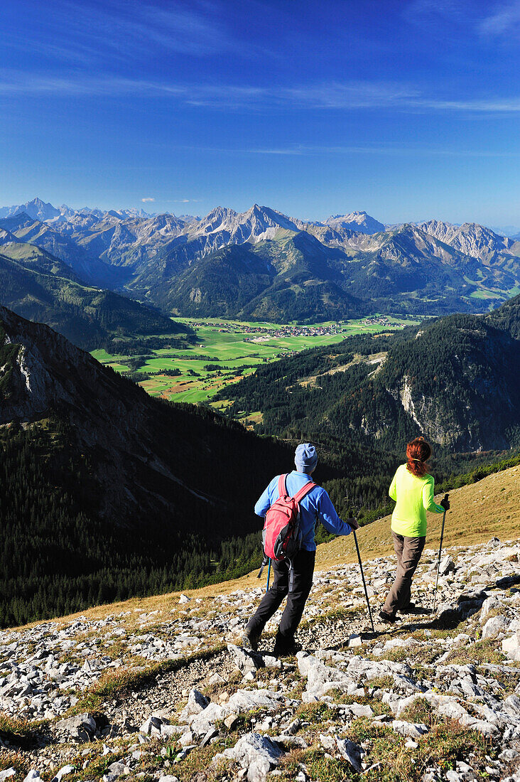 Paar wandert am Brentenjoch mit Blick auf Tannheimer Tal und Tannheimer Berge, Brentenjoch, Tannheimer Berge, Allgäuer Alpen, Tirol, Österreich