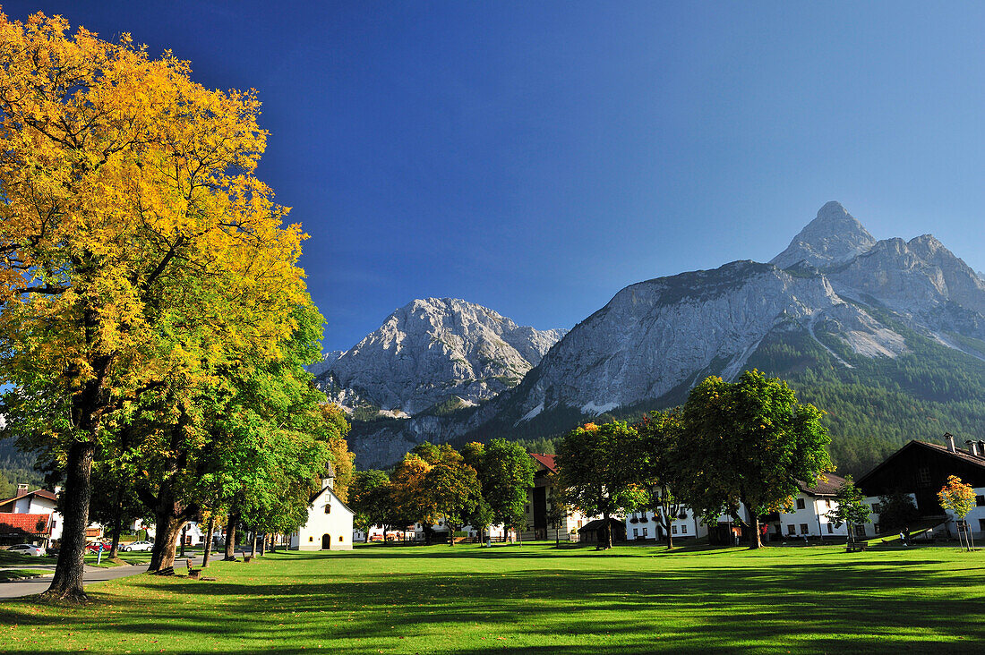 Ehrwald mit Ehrwalder Sonnenspitze, Mieminger Berge, Tirol, Österreich