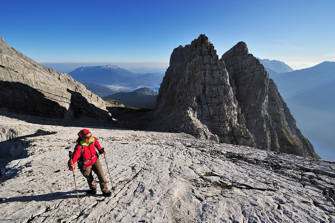 Frau steigt zum 3. Watzmannkind auf, Kleiner Watzmann, 2. und 1. Watzmannkind im Hintergrund, Watzmann, Nationalpark Berchtesgaden, Berchtesgadener Alpen, Oberbayern, Bayern, Deutschland