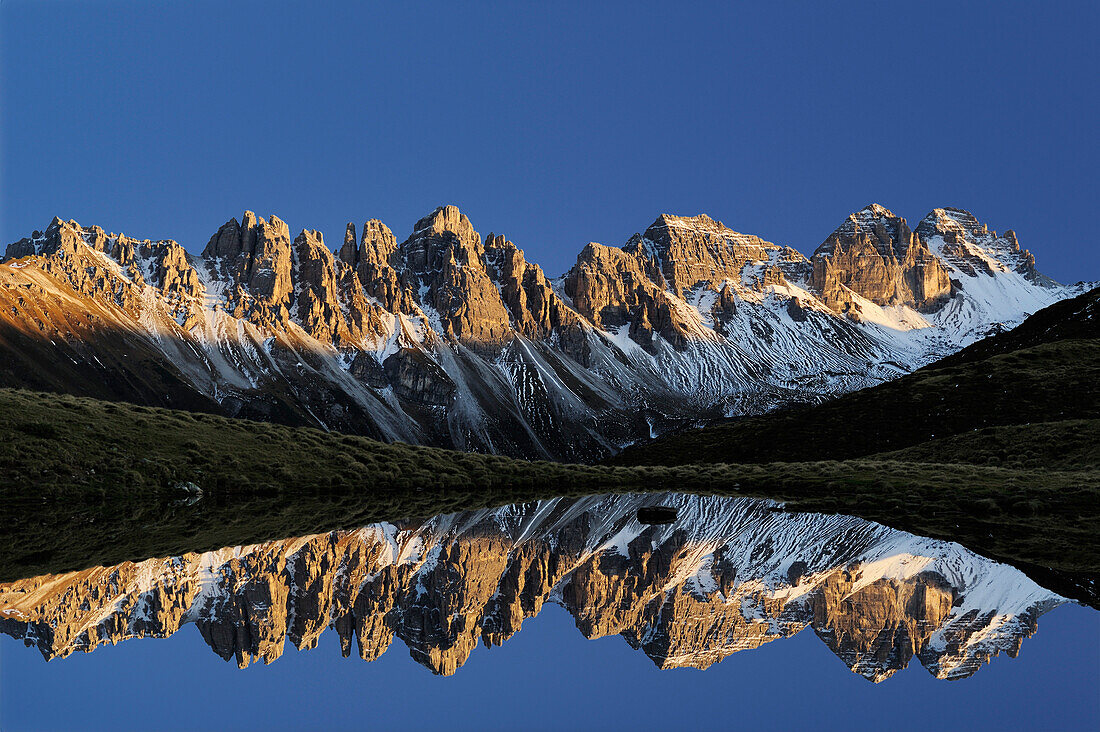 Kalkkögel spiegeln sich in Bergsee, Salfains, Stubai, Stubaier Alpen, Tirol, Österreich