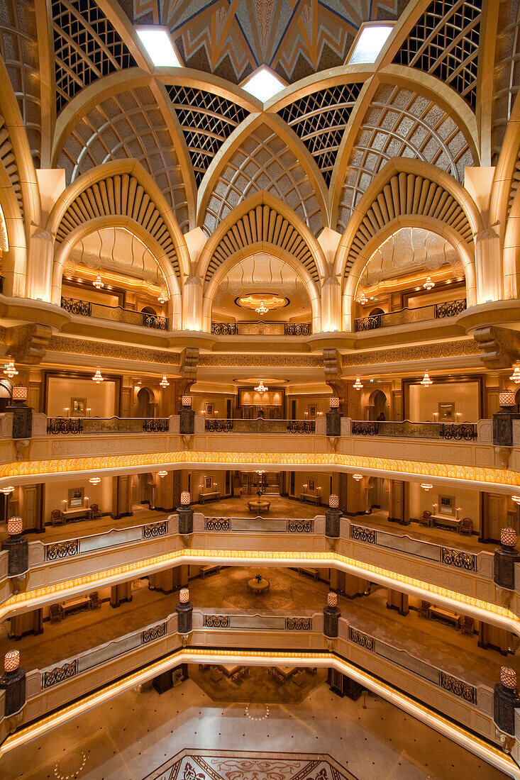 Das architektonisch beeindruckende Atrium des Emirates Palace Hotel, Abu Dhabi, Vereinigte Arabische Emirate