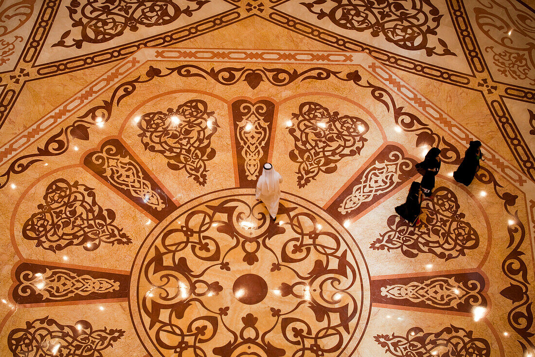 Menschen in arabischen Kleidern im Atrium des Emirates Palace Hotel, Abu Dhabi, Vereinigte Arabische Emirate