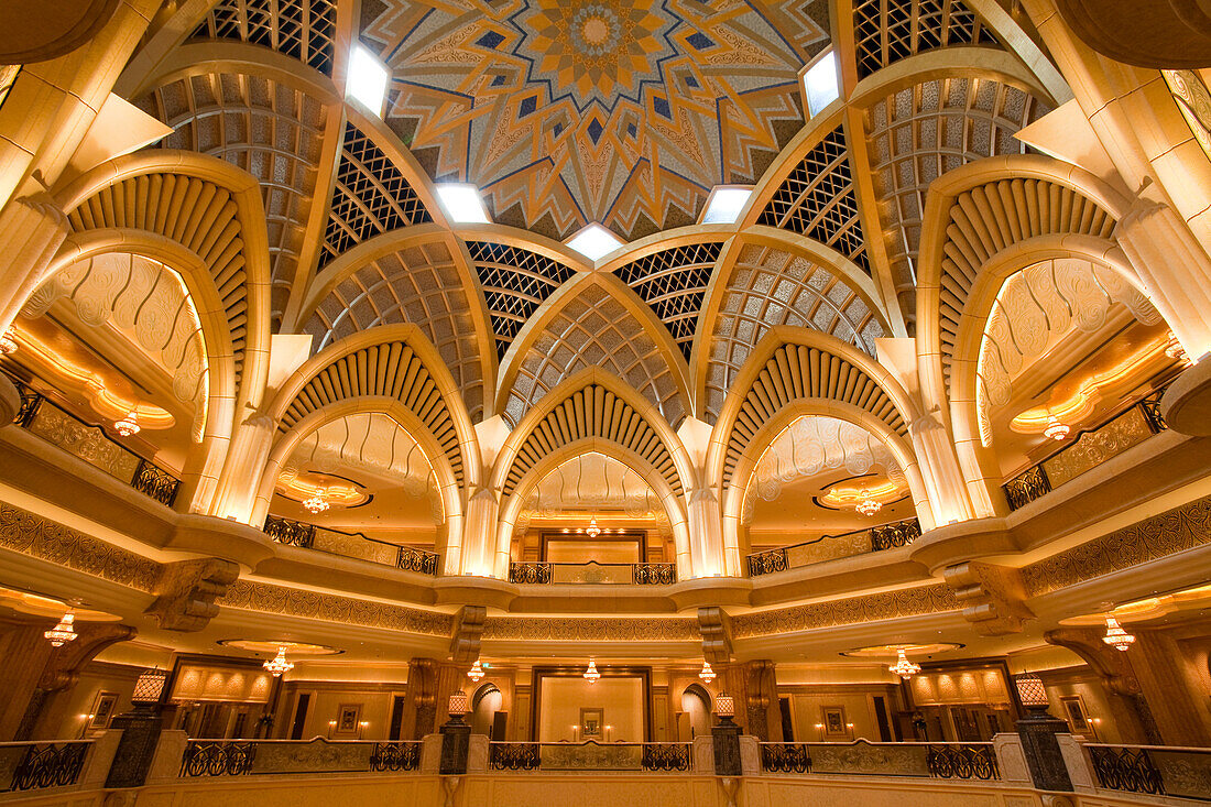 Das architektonisch beeindruckende Atrium des Emirates Palace Hotel, Abu Dhabi, Vereinigte Arabische Emirate