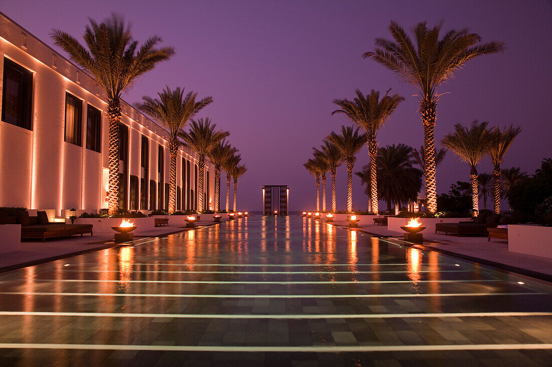 The Long Pool Schwimmbad, The Chedi Muscat Hotel in der Abenddämmerung, Muscat, Maskat, Oman, Arabische Halbinsel