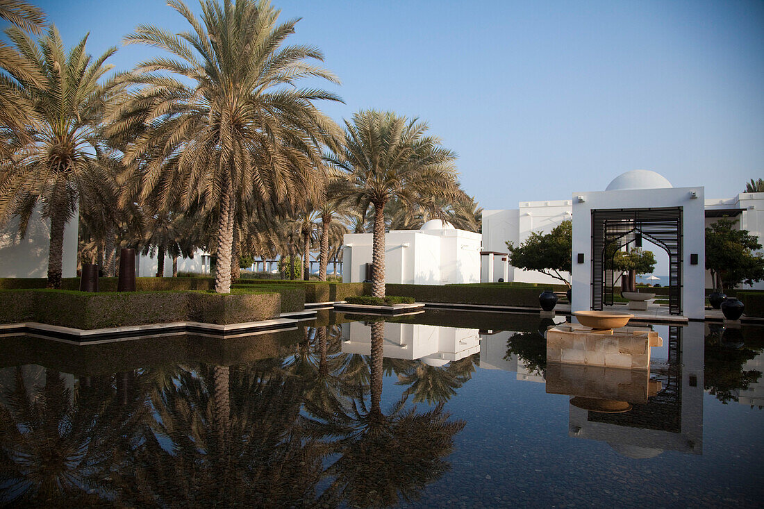 Palmen und Wasserbecken, The Chedi Muscat Hotel, Muscat, Maskat, Oman, Arabische Halbinsel