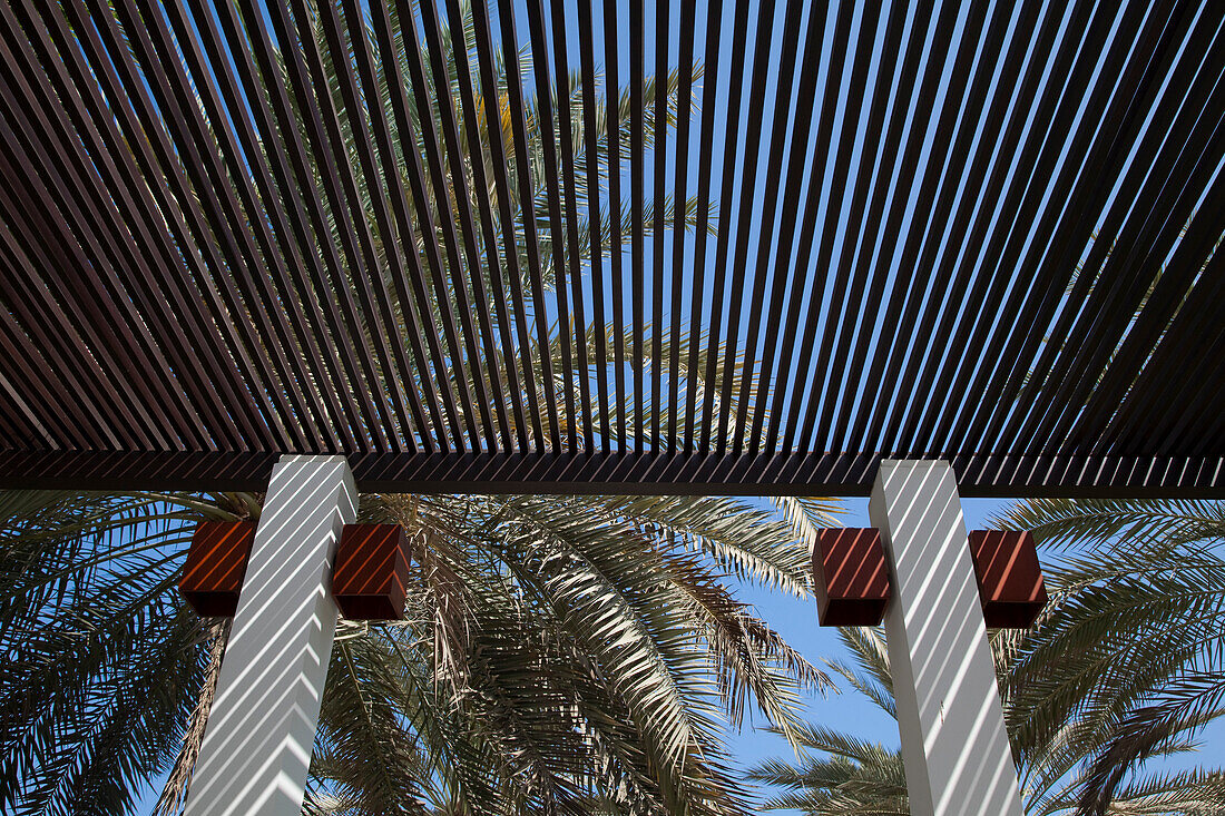 Schattige Überdachung vor Palmen im The Chedi Muscat Hotel, Muscat, Maskat, Oman, Arabische Halbinsel