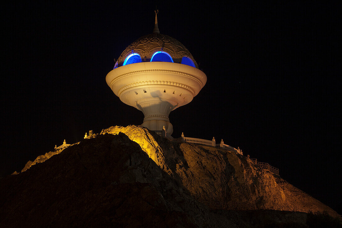 Ein architektonisch einer Weihrauchschale nachempfundener Turm bei Nacht, Muscat, Maskat, Oman, Arabische Halbinsel