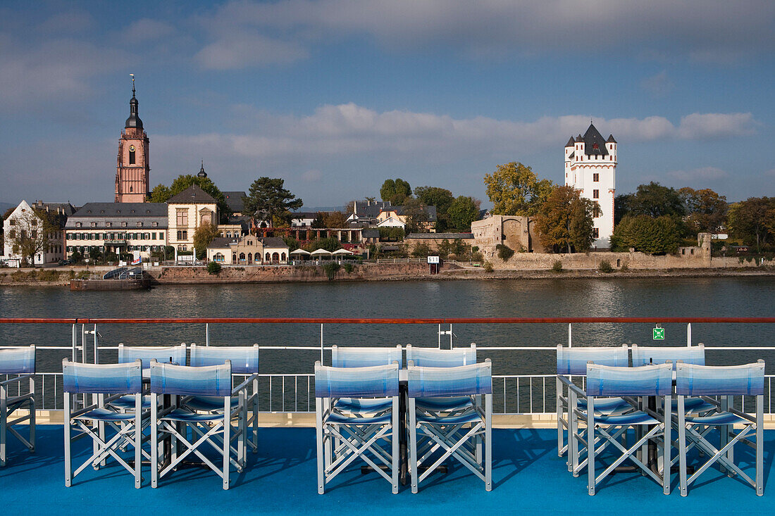 Tische und Stühle an Bord von Flusskreuzfahrtschiff, MS Bellevue, TransOcean Kreuzfahrten, Flusskreuzfahrt auf dem Rhein, Eltville am Rhein, Rheingau, Hessen, Deutschland