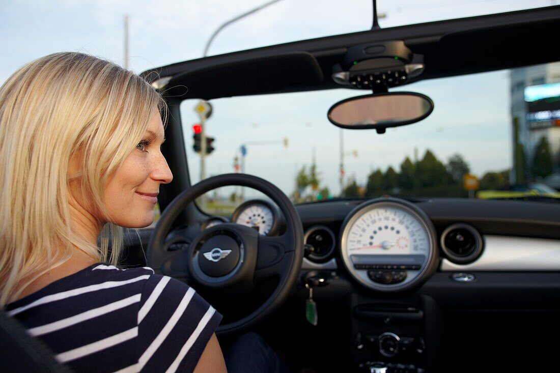 Junge Frau wartet im Cabrio, Stuttgart, Baden Württemberg, Deutschland