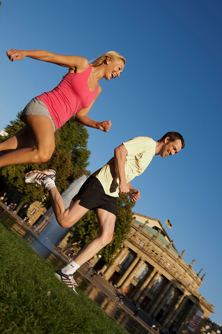 Junges Paar beim Joggen, Staatstheater, Oberer Schlossgarten, Stuttgart, Baden Württemberg, Deutschland