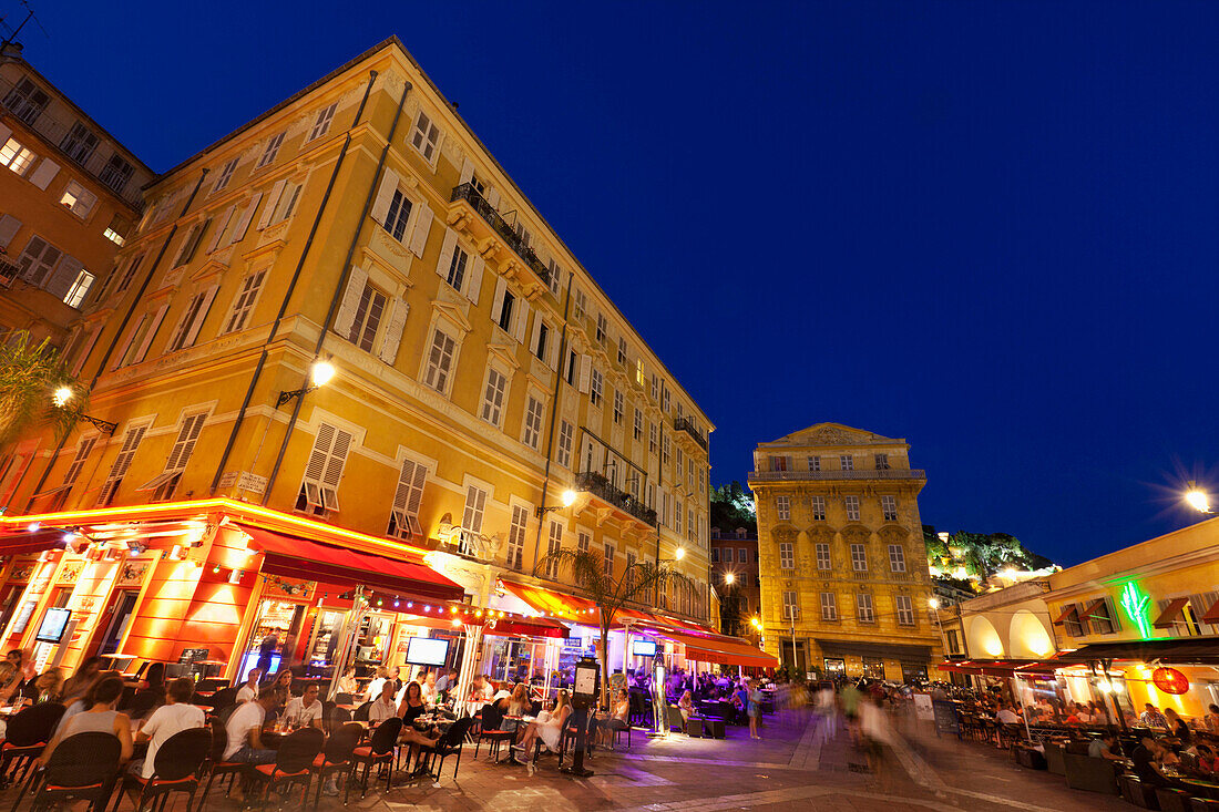 Beleuchtete Restaurants am Cours Saleya am Abend, Nizza, Frankreich, Europa