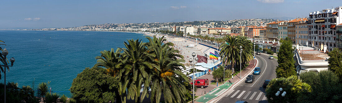 Blick auf Mittelmeer und die Stadt Nizza im Sonnenlicht, Quai des Etats-Unis, Nizza, Frankreich, Europa