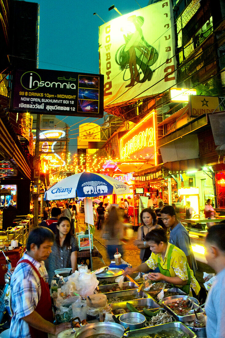 Bar in der Straße, Soi Cowboy, Rotlichtviertel, Bangkok, Thailand