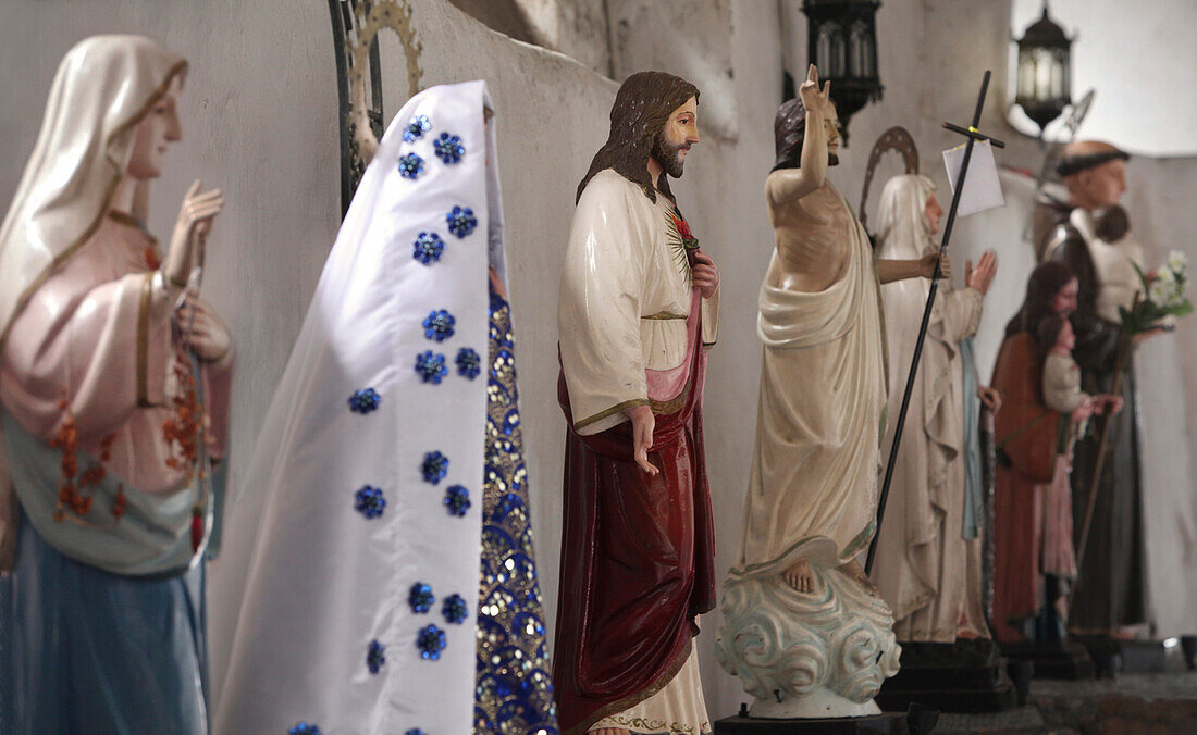 Hölzerne Statuen, Durchgang in der Daraga Kirche, Albay, Philippinen