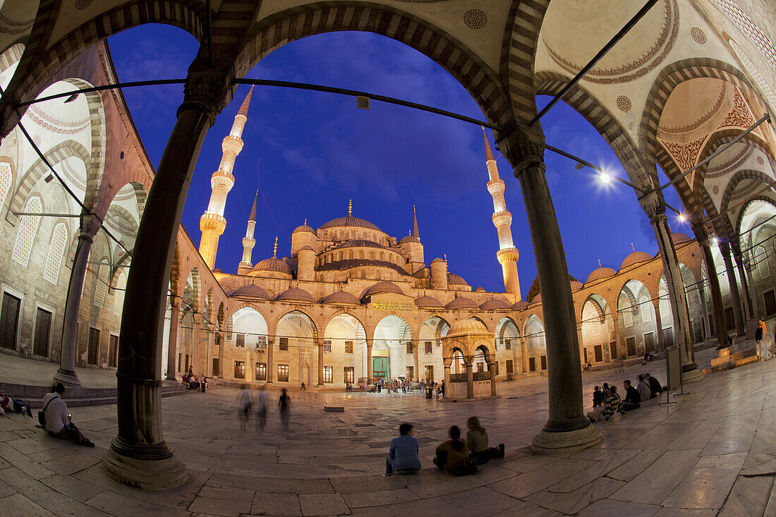 Menschen in der Blauen Moschee am Abend, Istanbul, Türkei, Europa