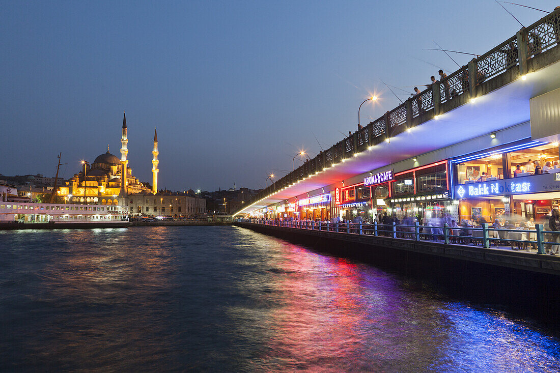 Fischlokale auf der Galata Brücke am Abend, Istanbul, Türkei, Europa