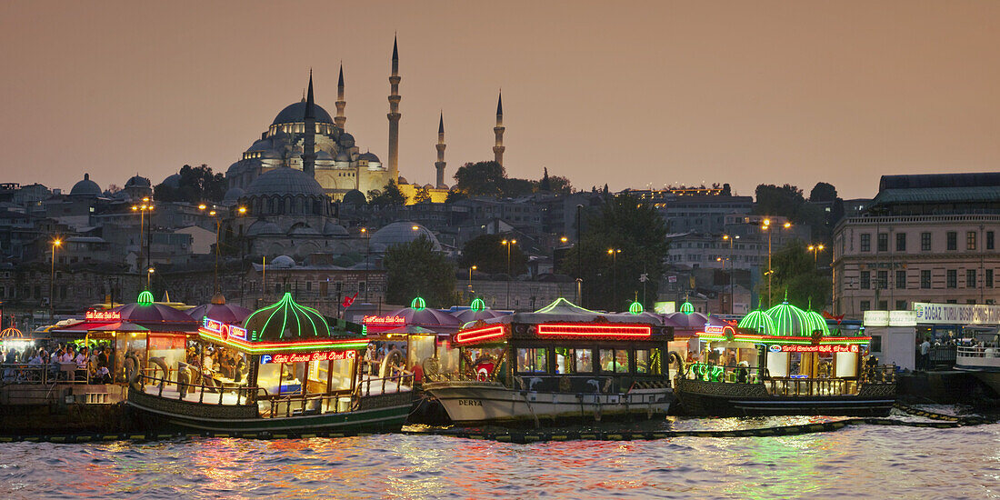 Fisch Imbiss auf Booten in Eminonu, Süleymaniye Moschee im Hintergrund, Istanbul, Türkei, Europa