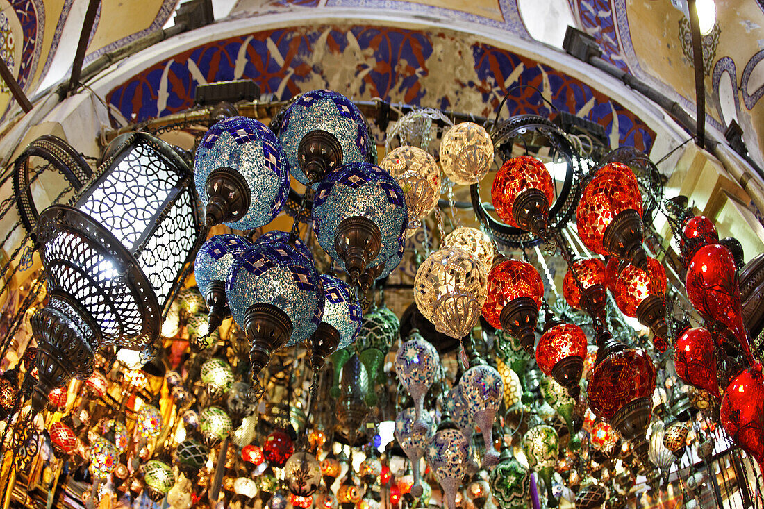 Türkische Lampen auf dem Grand Bazaar Markt, Istanbul, Türkei, Europa