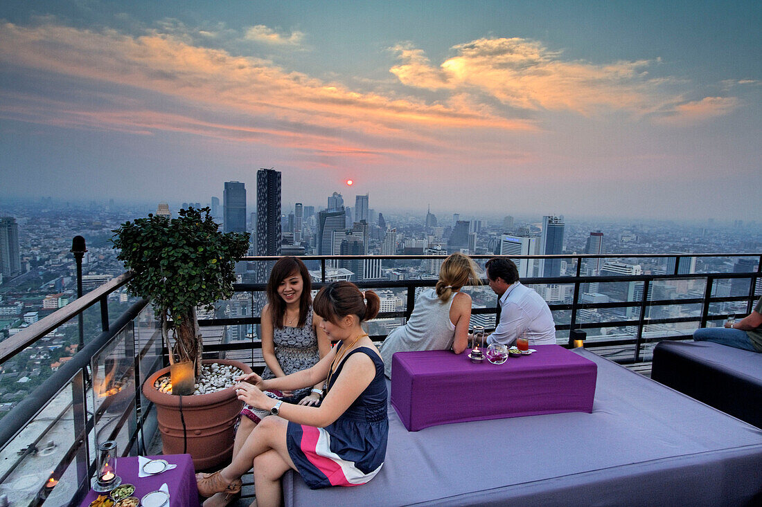 Menschen auf der Dachterasse des Banyan Tree Hotels am Abend, Vertigo Bar, Bangkok, Thailand, Asien