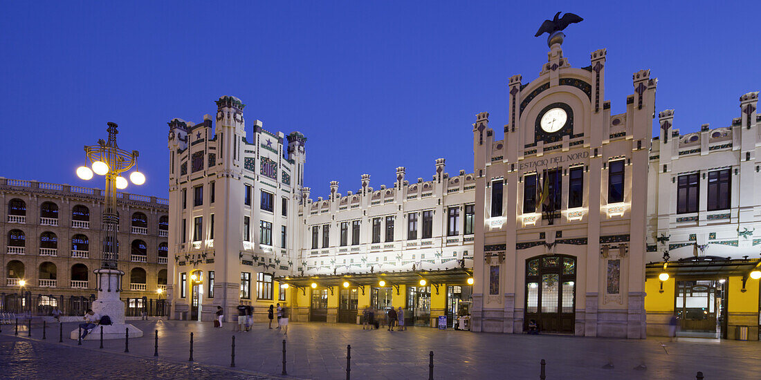 Estacion del Nord, Nordbahnhof am Abend, Valencia, Spanien, Europa