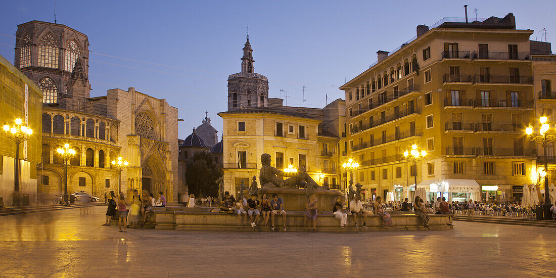 Brunnen und Gebäude an der Plaza de la Virgin am Abend, Valencia, Spanien, Europa