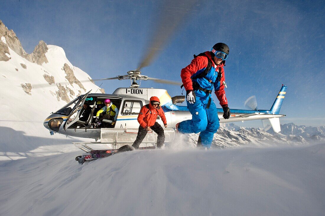 Hubschrauber und Skifahrer in den Bergen, Südtirol, Italien, Europa