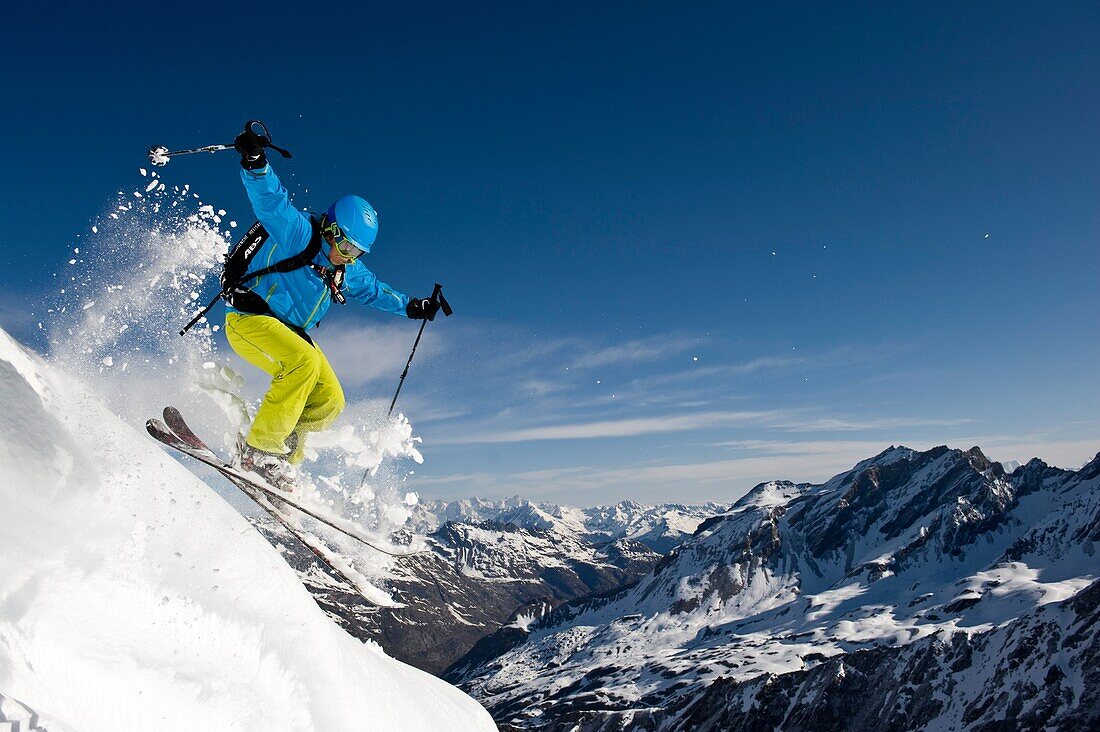 Skifahrer bei der Abfahrt, Südtirol, Italien, Europa
