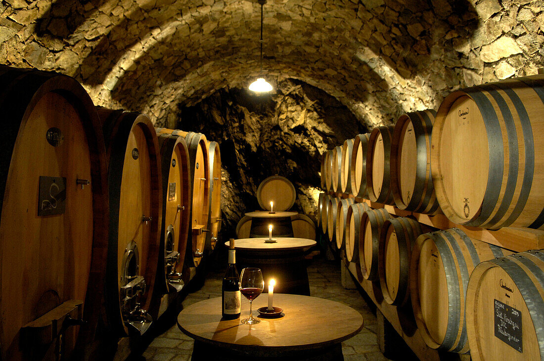 Weinfässer in der Kellerei Schloss Juval, Unterortl, Vinschgau, Südtirol, Italien, Europa