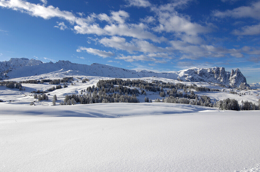 Berglandschaft unter Wolkenhimmel im Winter, Dolomiten, Südtirol, Italien, Europa