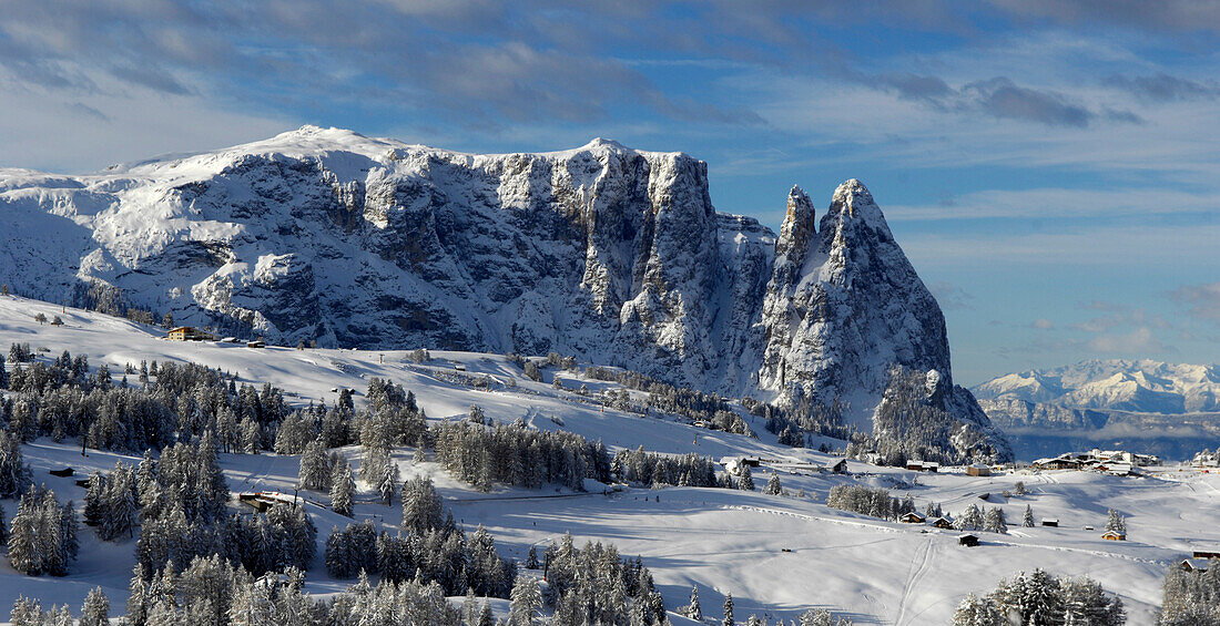 Dorf vor dem Bergmassiv, Schlern, Schlerngebiet, UNESCO Weltnaturerbe, Dolomiten, Südtirol, Trentino-Alto Adige, Italien