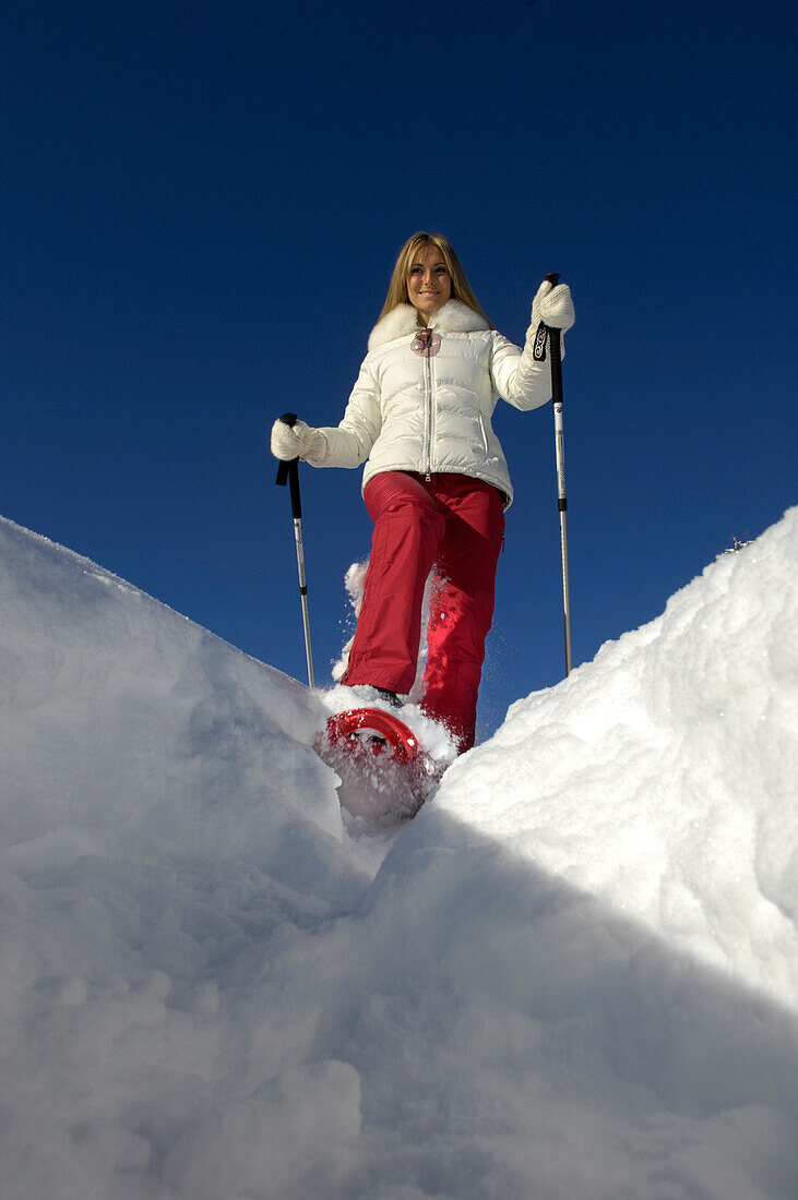 Eine Schneeschuhwanderin, Südtirol, Trentino-Alto Adige, Italien