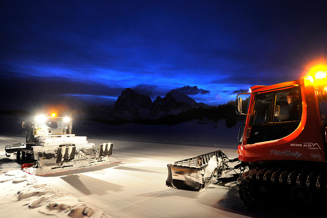 Zwei Schneeräumfahrzeuge präparieren die Skipiste in der Morgendämmerung, Seiser Alm, Dolomiten, Alto Adige, Südtirol, Italien, Europa