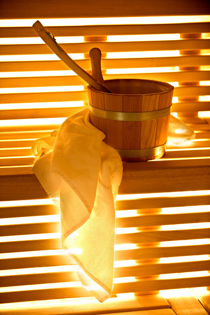 Handtuch und Zuber in einer Sauna, Alto Adige, Südtirol, Italien, Europa
